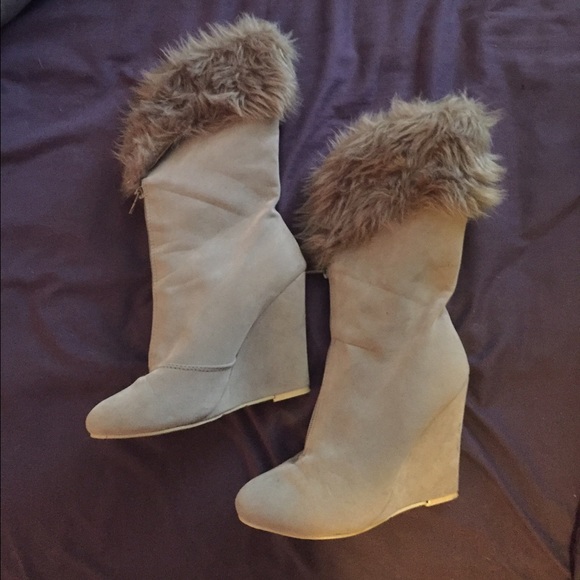 Adorable fur wedge boots