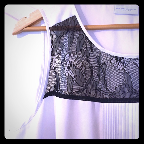 NY&CO sleeveless top w/ lace detail