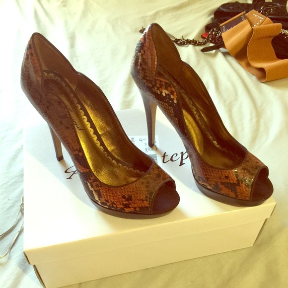 Brown snake print pumps!