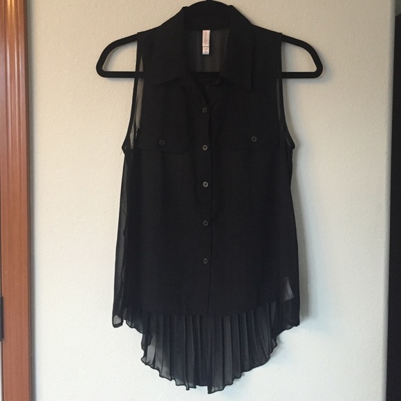 Black sleeveless pleated top