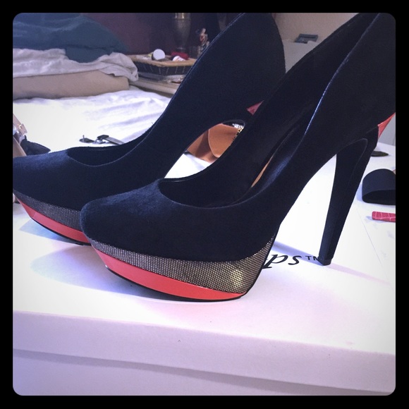 Jessica Simpson black pumps!