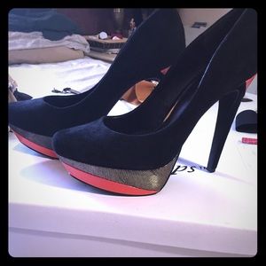 Jessica Simpson black pumps!