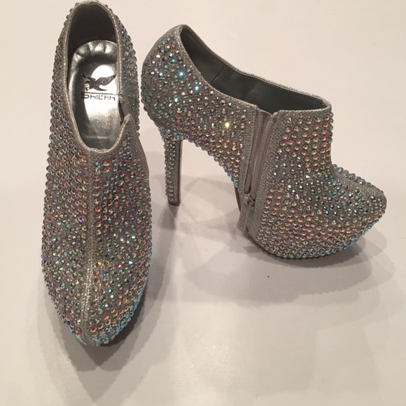 Silver Embellished ankle boots 8 NWOB