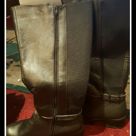 BOOTS~BLACK VEGAN LEATHER~BLACK BOOT~SNAKESKIN DESIGN~EUC - Picture 2 of 4