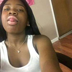 Meet your Posher, Mona