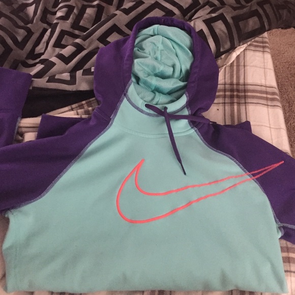 Size small Nike pull over.
