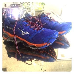 New Women's Mizuno shoes. Never been worn. Size 9