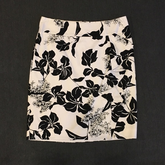 LIKE NEW! White House Black Market | Skirt | 12