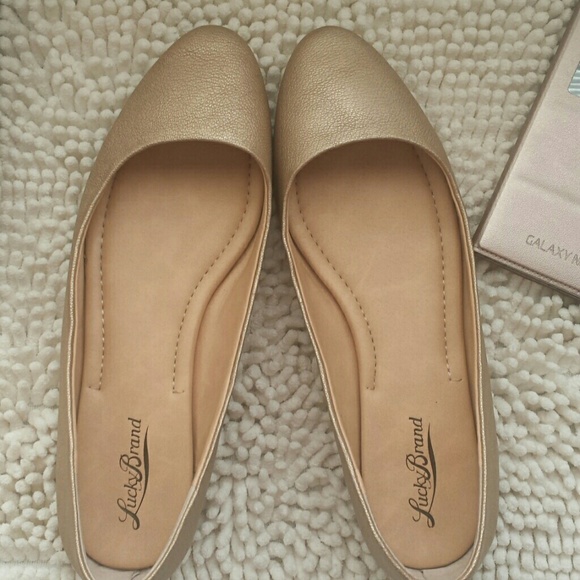 Lucky brand gorgeous gold tone leather flat