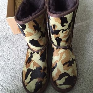 Size 7 women's Ugg Camo boots