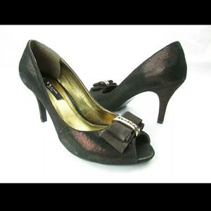 Nina size 10 peep toe pump