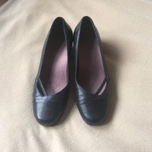 Clarks black leather pumps