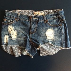 🔹Free the Revolution jean shorts