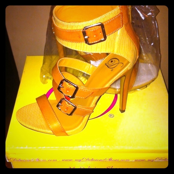 Brand new never worn high heel scrappy sandal