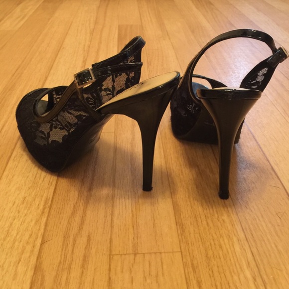 Gorgeous GUESS Lace Peep-Toe Pumps - Picture 4 of 4