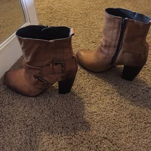 Great comfy Brown/Taupe Boutique 9 Wedge booties