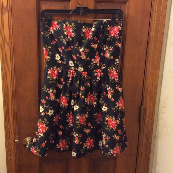 Flower print short dress w/ a sweetheart lining.