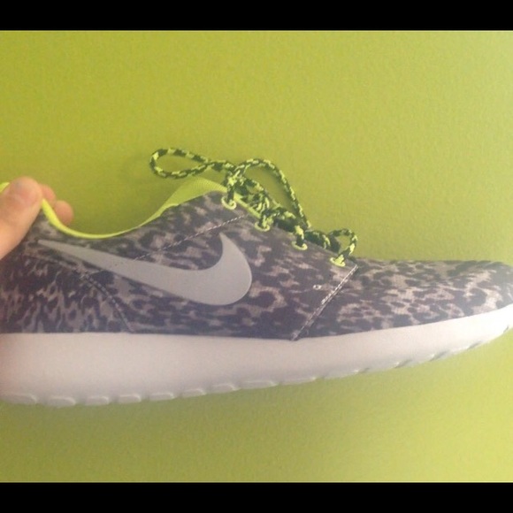Nike Shoes - Brand new roshes