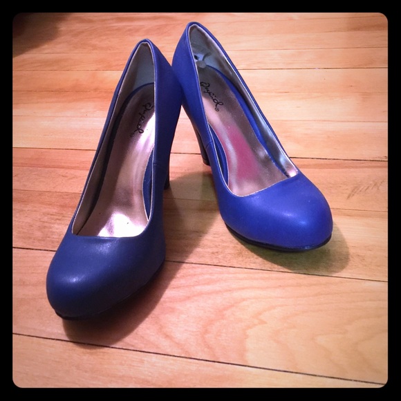 Blue small heeled pump