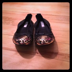 Black and gold toe flats