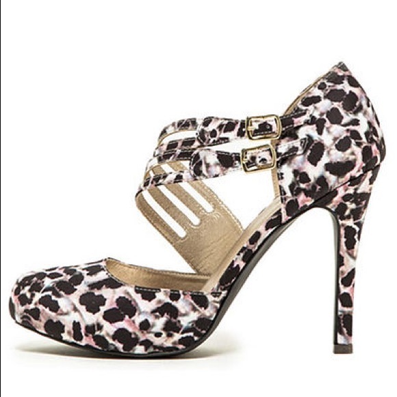 Qupid Pink Leopard Print 4" Closed Toe Heels Pumps - Picture 2 of 4