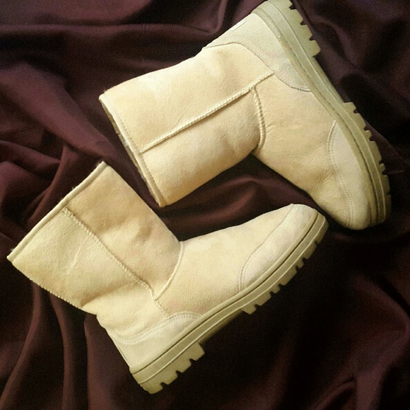 UGG Shoes - HAPPY NRW YEAR SALE UGG MEN SZ 9.... WOMEN SZ 10