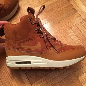Brand new Women's Nike Air Max 1 Mid Waterproof