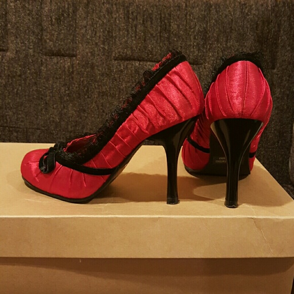 Red Black Lace Round Toe Shoes, 5.5