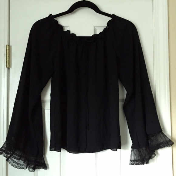 Bell-sleeve blouse 🕸