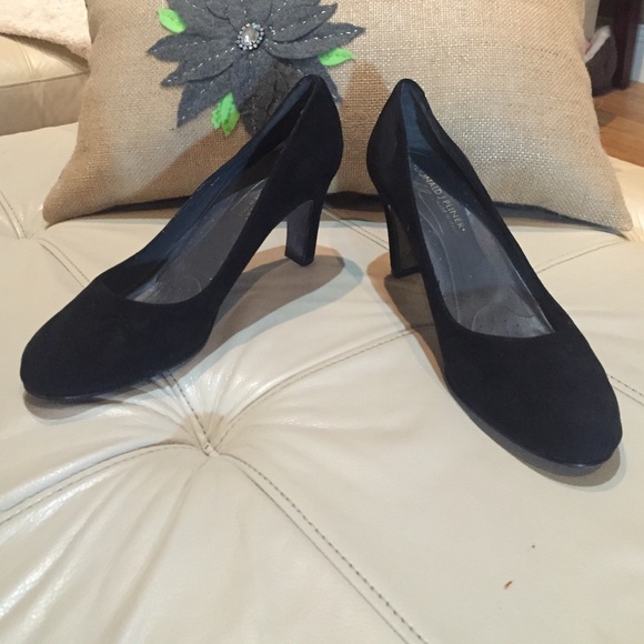 Donald Pliner a Black Suede Pumps