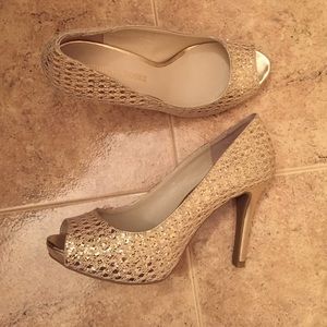 Elegant, gold pumps