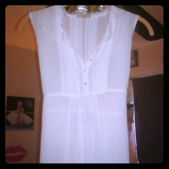Sleeveless shirt