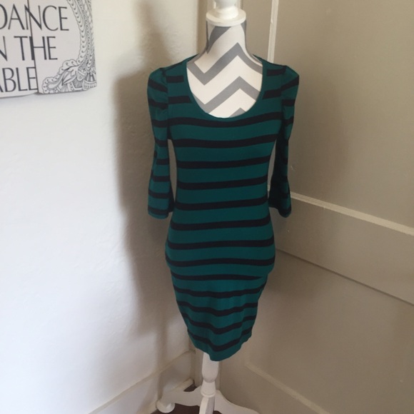 Forever 21 Dresses & Skirts - Forever 21 green and black 3/4 length sleeve dress