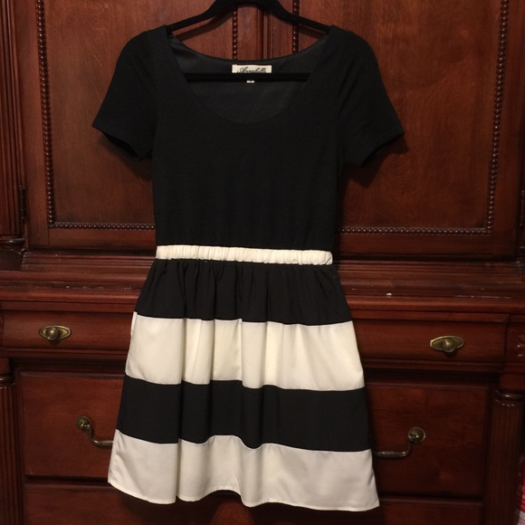 Adorable holiday dress! Size small (4-6).