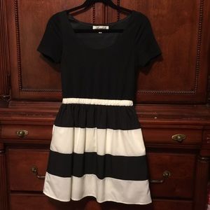 Adorable holiday dress! Size small (4-6).