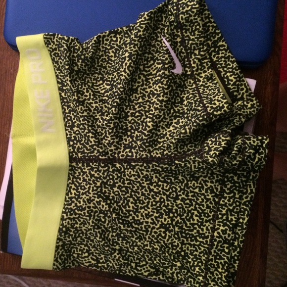Nwt Neon yellow cheetah Nike pros