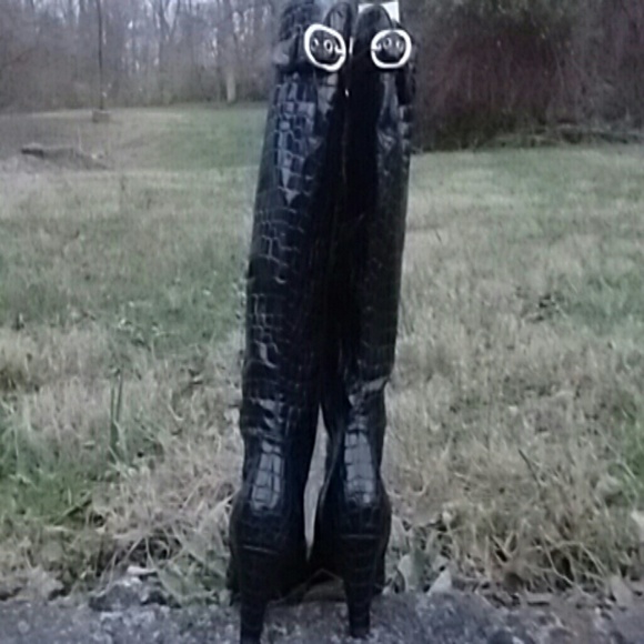 Crocadile fiercely sexy black boots. - Picture 2 of 4