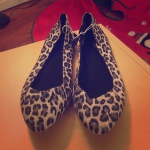 Snow leopard pointed flats *New with Tags*