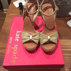 Brand new never worn Kate spade gold wedges 6