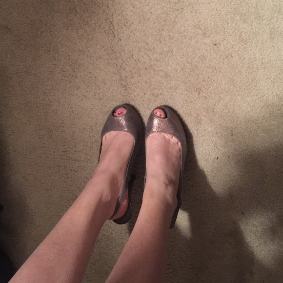 Iridescent Jennifer Lopez Peep Toe Pumps - Picture 3 of 4