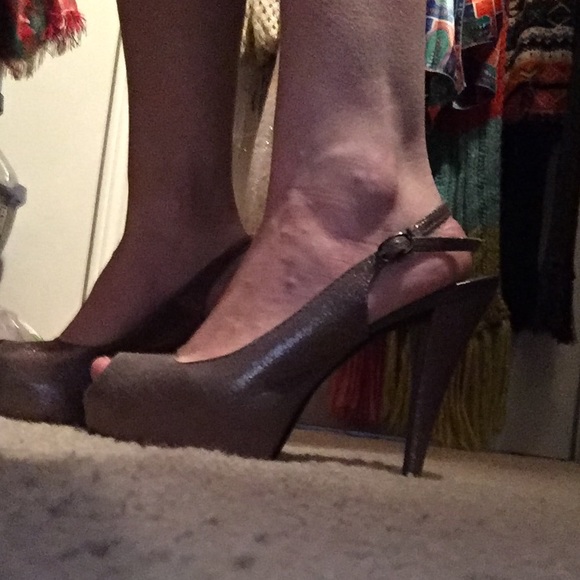 Iridescent Jennifer Lopez Peep Toe Pumps - Picture 4 of 4