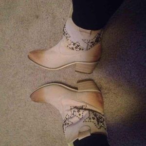 Tan cowgirl boots