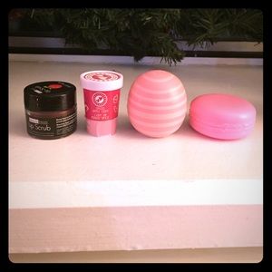 Bundle of lip balms