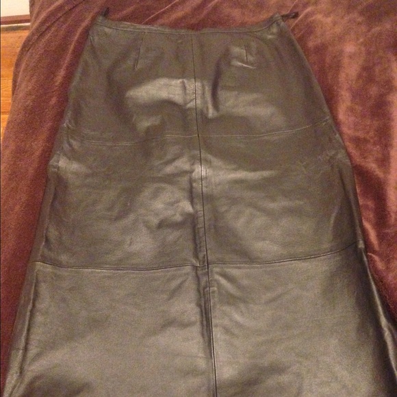 Calf length real leather straight skirt