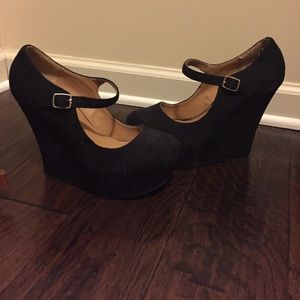 Black wedges