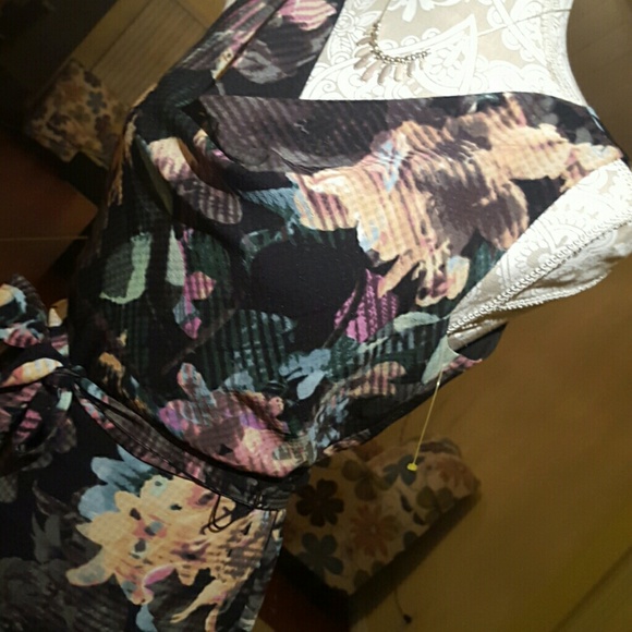 Elegant Outback Red dress - Picture 2 of 4