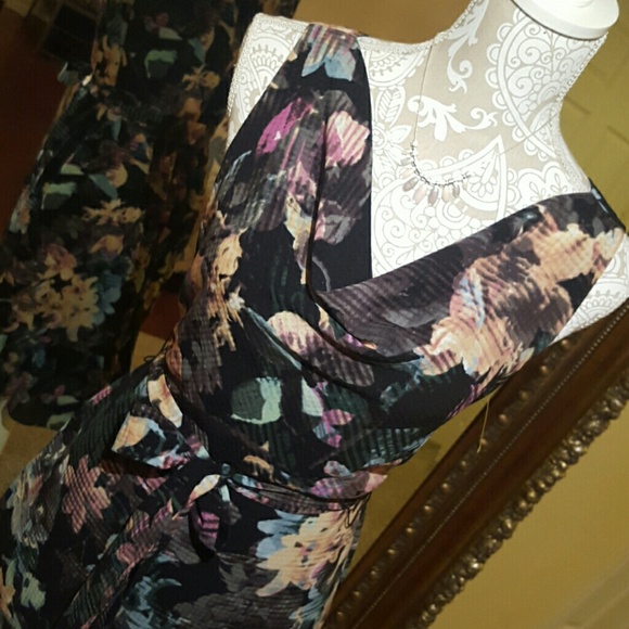 Elegant Outback Red dress - Picture 3 of 4