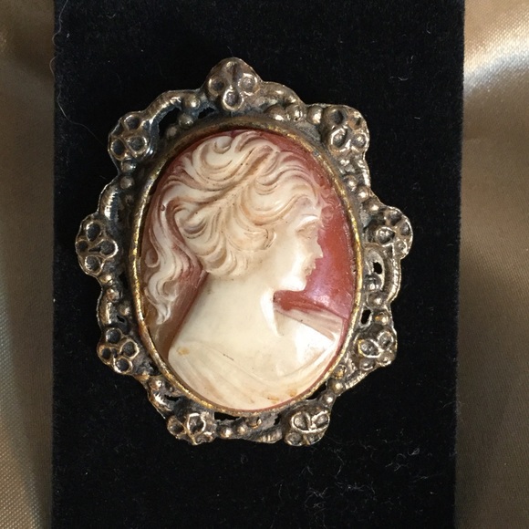 Vintage Jewelry - Vintage Cameo Brooche