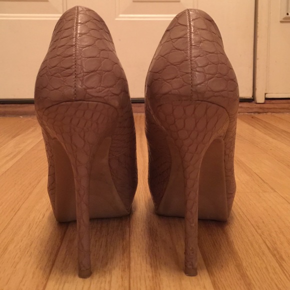Jennifer Lopez Croc Skin Pumps - Picture 3 of 4