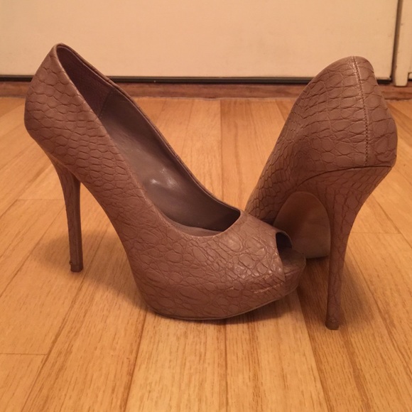 Jennifer Lopez Croc Skin Pumps - Picture 4 of 4
